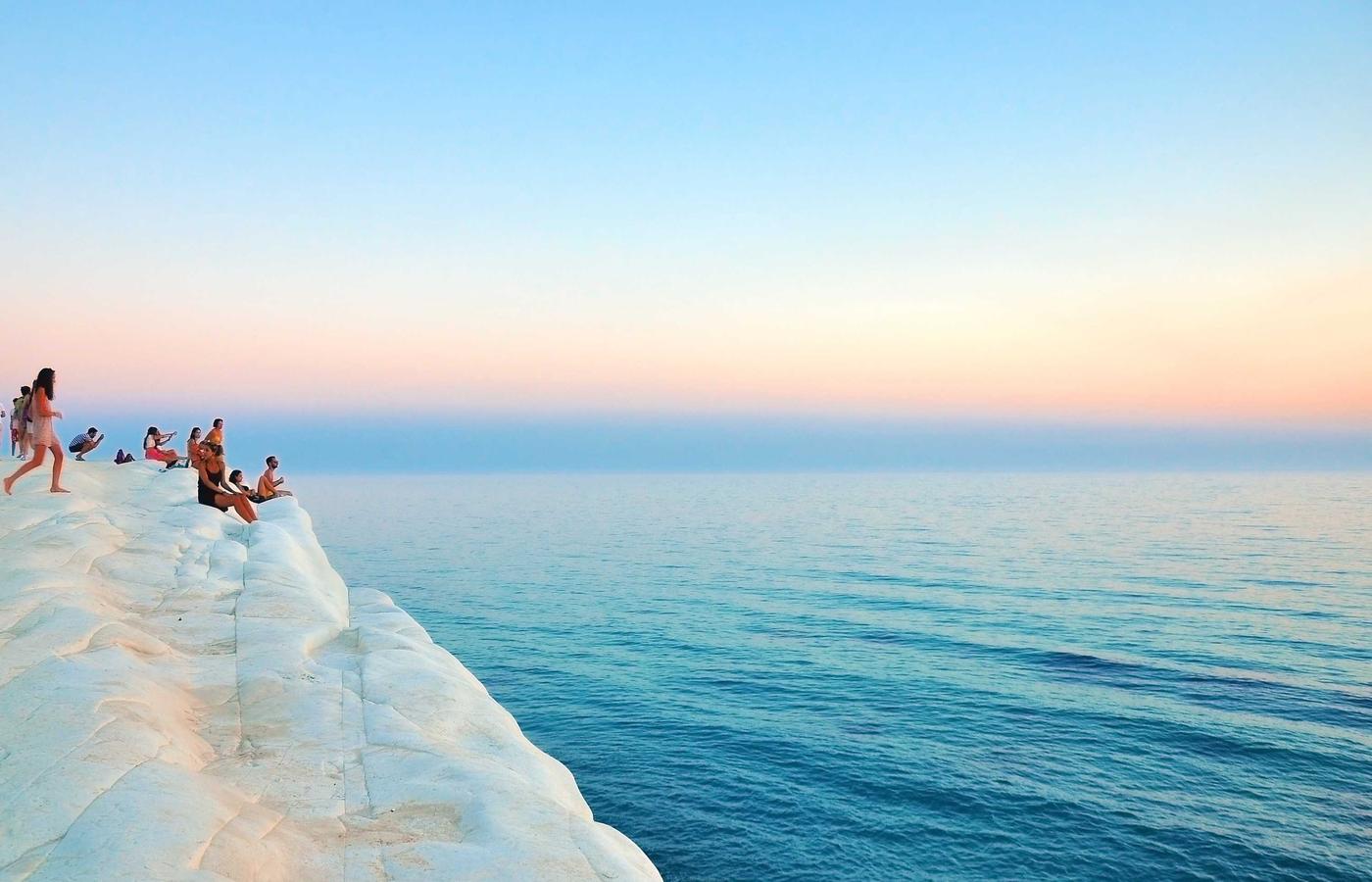 Team dat samenwerkt tijdens een teambuilding activiteit